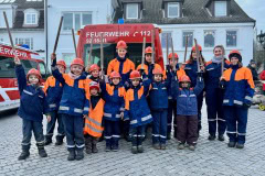 Jugendfeuerwehr Wyk kurz bevor es mit den Fackeln los ging zum Biikehaufen